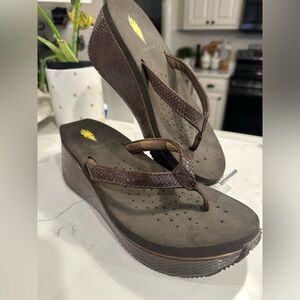 Volatile Platform Sandal Women’s Size 8 brown flip flops